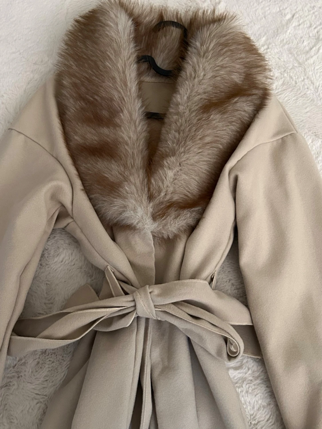 Beige kappa med fuskpäls och knytskärp - 1