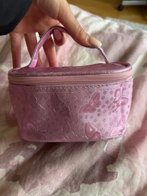 Rosa necessär - Söt rosa necessär som jag ej använder längre. Bra skick💕