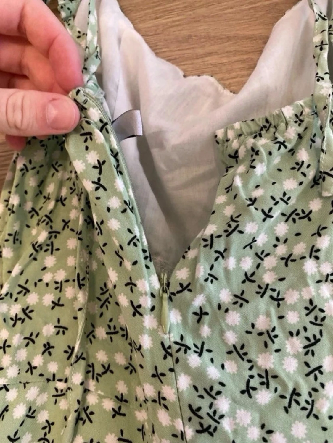 Grön blommig kortklänning med shorts  - 2