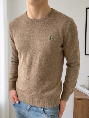 Ralph Lauren stickad tröja - Säljer en sjukt fet stickad tröja i färgen brun från Ralph Lauren! Tröjan är i bra skick och är gjord i 100% lambswool. Den sitter även i strl L. Hör gärna av er vid frågor eller funderingar!! 