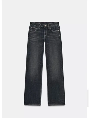 Low rise jeans från Zara  - Säljer ett helt par nya Zara jeans i färgen nattblå , lappen är kvar och är ej använda då det blev fel storlek , kontakta för fler frågor !  Orginalpriset 399kr ! Köparen står för frakten ! 🩷