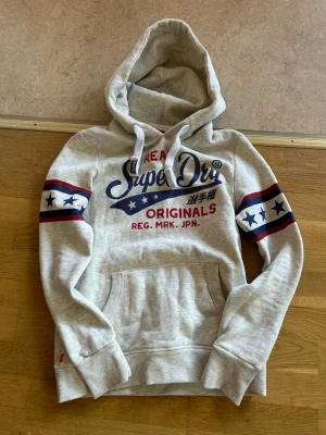 Superdry hoodie - Helt ny superdry hoodie, storlek M (kolla bild)