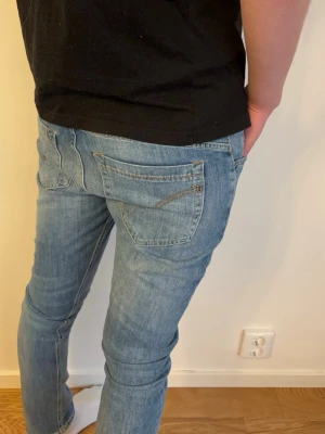 Dondup George Jeans - Tjena! Säljer dessa dondup George Jeans Säljes för 899kr nypris 2500kr+ (Skick 9,5/10) Hör av dig vid minsta lilla fundering eller fråga! Ha det gott✌️ 