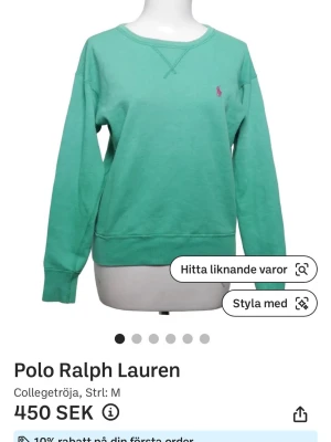 Grön sweatshirt från Polo Ralph Lauren - Snygg grön sweatshirt från Polo Ralph Lauren med rund halsringning och broderad rosa logga på bröstet. Tröjan har ribbade muddar vid ärmslut och nederkant. Perfekt för en avslappnad och stilren look. Knappt använd och i nyskick💕