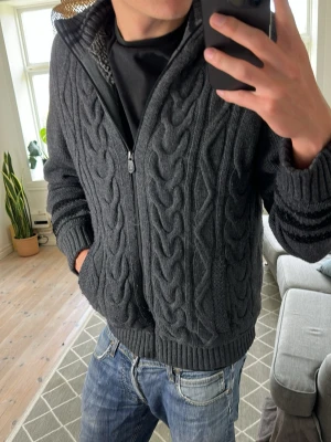 Pälsfodrad cardigan  - Extremt skön cardigan perfekt nu under våren och sommarens kalla kvällar! Mått: A:50 B:49 C:43 D:62 (cm) Skriv vid fundering 😁🙌
