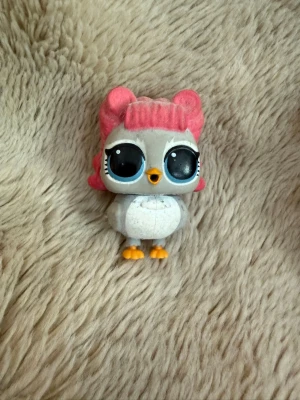 LOL Surprise figur - Angel wings från serien eye spy/ lol suprise. Kommer inte med något tillbehör ugglan har lite flockat på håret och kroppen.