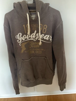 Archive/skön hoodie från good year - En väldigt sällsynt och frän hoodie från good year som är ett typ av däck/bil företag som ärr från Usa, Ohio, Akron. Storlek S! Pris kan diskuteras vid snabb affär!