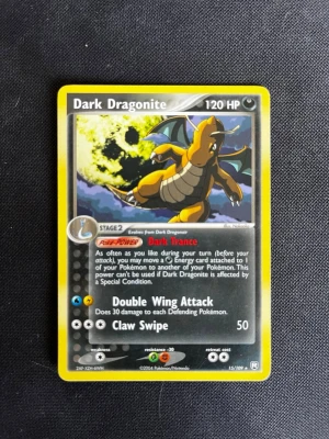 Pokémonkort Dark Dragonite 15/109 - Säljer ett samlarkort från Pokémon, Dark Dragonite 15/109 från 2004. Kortet har gul ram och motiv av Dark Dragonite mot en mörk bakgrund med måne. Text och attacker på engelska. Perfekt för dig som samlar Pokémonkort eller gillar retrospel.