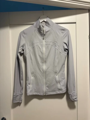 Lululemon define jacka - Storlek 8 men passar mig som oftast bär S/M. Knappt använd. Köpt på Lululemon i Göteborg.