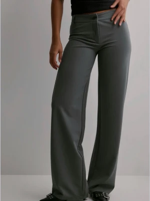 Gråa kostymbyxor  - Jätte snygga gråa kostymbyxor med medel hög midja och vida ben. Byxorna har knapp- och dragkedjestängning samt bälteshällor. Tillverkade i ett mjukt, stretchigt material som ger en bekväm passform. Perfekta för en trendig och avslappnad stil. Toppen skick🩶🩶