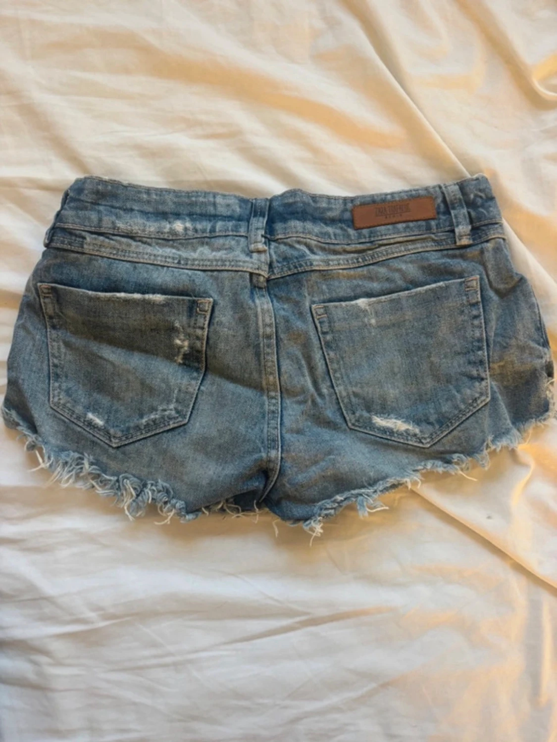 Blå jeansshorts från Zara med slitningar - 1