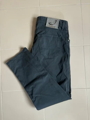 Jacob Cohen jeans w36 - Ett par otroliga grå populära snygga Jacob Cohen jeans i w36 (midjemått på 96 cm) säljes. Sjukt snygga på och inga hål eller fläckar.