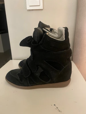 Isabel Marant skor - Säljer dessa Isabel Marants jag köpte på Plick, har inte kvitto elr liknande så kan ej garantera äkthet, drf kan jag gå ned i pris hysfat mycket. Några defekter som syns på bilderna annars bra skick.