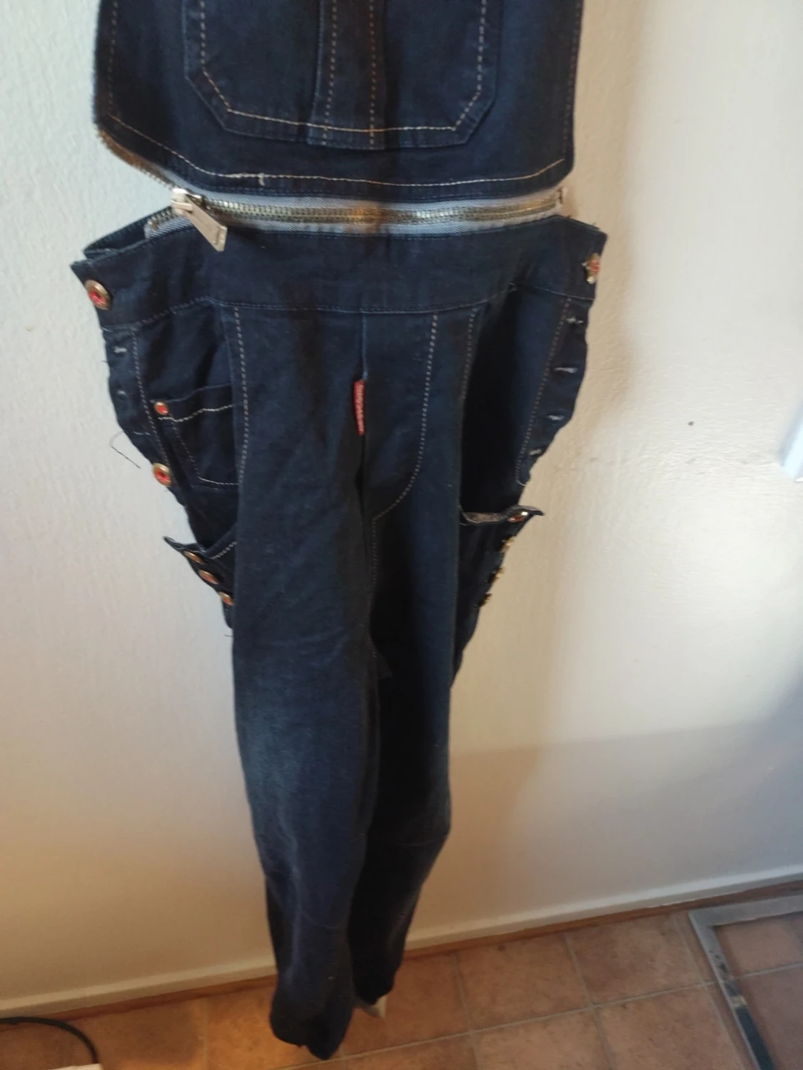 Mörkblå denim hängseljeans stl 42 - 1