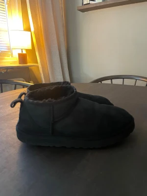 Uggs ultra mini svarta - Ett par sparsamt använda uggs i svart i modellen ultra low. De är i storlek 40 men har passat mig med storlek 39 också! Nästintill nyskick med enbart små skavanker på sulorna bak, men ej sliten sula undertill som ses i bilderna. 