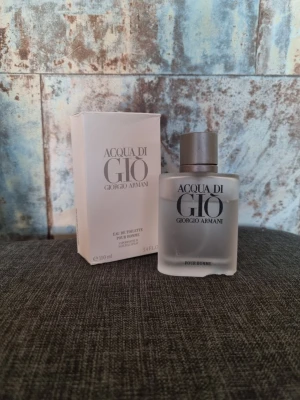 Acqua di Giò Pour Homme 100ml - Acqua di Giò Pour Homme från Giorgio Armani är en klassisk herrparfym i en frostad glasflaska med metallock. Doften är fräsch och maskulin, perfekt för dig som gillar eleganta och tidlösa parfymer. Flaskan rymmer 100 ml och kommer med originalkartong. Hyfsat bra skick med en liten skråma under parfymen, men inget lekage, och ungefär 75% kvar. 