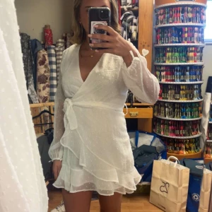 Dennis maglic klänning  - Säljer nu min superfina studentklänning från Dennis maglic, endast använd en gång💕 den syddes om lite hos en sömmerska så den är uppsydd och sytt på pärlor vid ärmslut vid handlederna Jag är 163, skriv vid frågor eller fler bilder💕