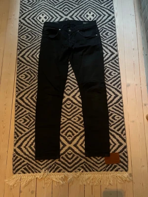 Dondup - Hej säljer ett svarta dondup jeans i modellen George. Dem är i storlek 32 väldigt bra skick.   Hör gärna av dig frågor MVH Max