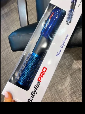 BaBylissPRO Blue Lightning varmluftsborste - Säljer en BaBylissPRO Blue Lightning varmluftsborste i metallicblå färg. Borsten har rund form med metallhölje och svarta borststrån, perfekt för styling och volym. Ergonomiskt handtag och modern design. Kommer i originalförpackning.