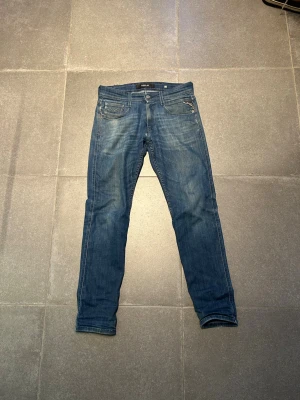 Replay anbass - Blåa Replay anbass i storlek 27/30 Defekter: Slitning på framsidan och lappen på baksidan är sönder. Annars inga större tecken på användning🌟