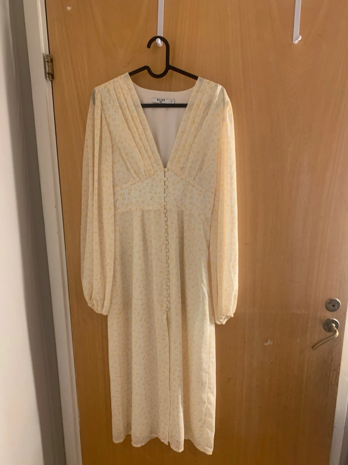 Ljusgul blommig långklänning från NA-KD