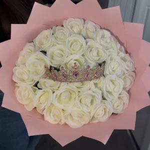 Blombukett - En jättefin bukett gjord av artificiella rosor. Perfekt för inför Alla Hjärtans Dag 🤍