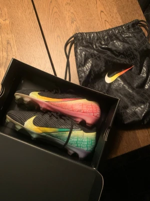 Nike Mercurial vini  - Säljer Nike mecurial vini skorna i svar färg.                         Storlek :44.5 och galet bra skick. Köpts på unisport och använda typ 5 träningar 