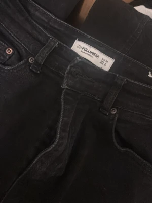 Svarta jeans från Pull&Bear - Väldigt använda jeans. Flare modell. Kommer slängs. 50 kr 