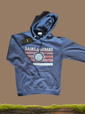 Mörkblå Saint Laurent hoodie - Fet Saint Laurent Hoodie | Skick nästintill ny | tags förekommer ej (gamla bilder) | Storlek S | Färg mörkblå | Pris diskuterbart 😊