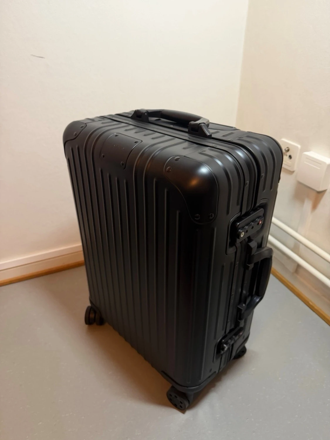 Rimowa cabin svart - helt ny 