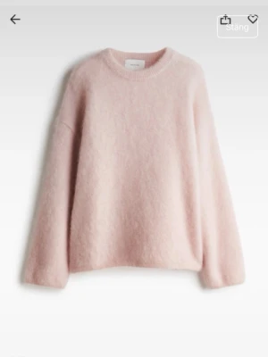Rosa mohair tröja - En ljusrosa stickad tröja i mohairmix från H&M. Jättevarmt och skön tröja. Tröjan är oversized och har långa ärmar, rund krage. Aldrig använd, som ny. Slutsåld på hemsidan.