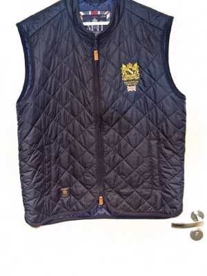 Morris väst - Säljer min fina morris väst, size L fits M färgen är mörkblå, nytt skick då den bara används fåtal gånger säljer pga den bara hänger på hyllan, priset inte hugget i sten öppen för byte