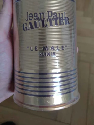 Jean Paul Gaultier Le Male Elixir - Jean Paul Gaultier Le Male Elixir parfym i en metallisk guldfärgad burk med blå detaljer och klassisk siluett av en manlig torso. Förpackningen har en modern, lyxig känsla och är perfekt för dig som gillar ikoniska dofter och snygg design.