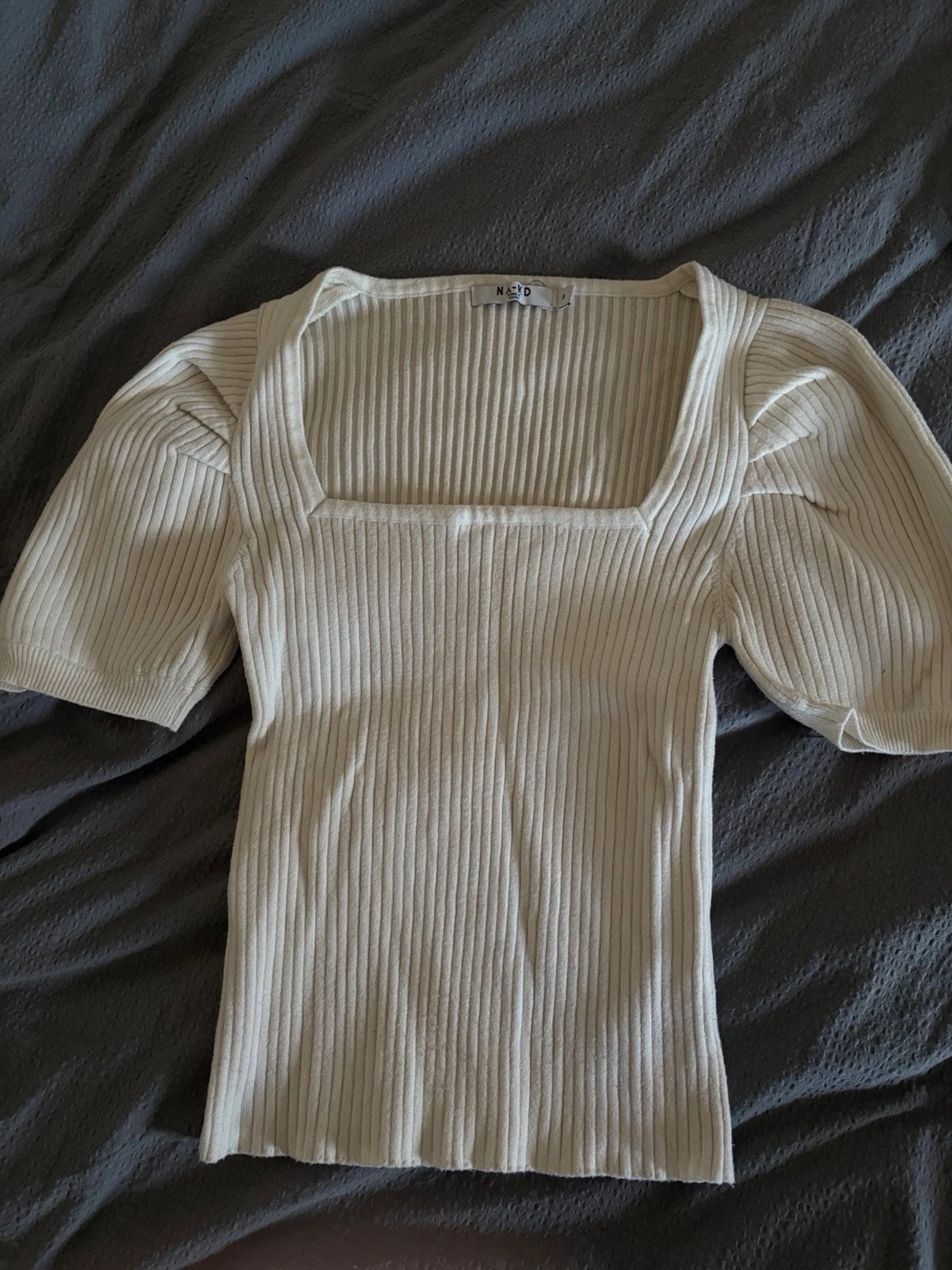 Ribbad beige topp med puffärm från NAKD