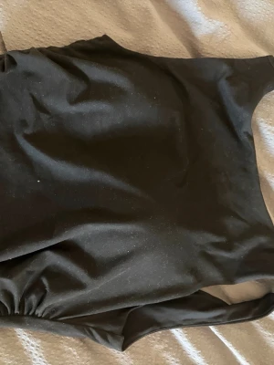 Svart topp med inbyggda pads - Snygg svart ärmlös linnetopp med inbyggda vadderade inlägg för extra stöd. Djup i ryggen. Använd 1 gång. Från Shein i storlek S. OBS inget prutande!!