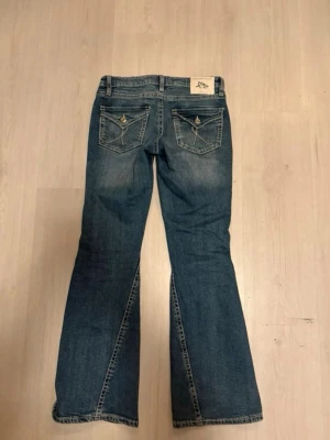 Jeans  - Fina jeans ifrån Gina, använt 2 gånger så i princip helt nya nästan, nypris 439 kr tveka inte att höra av er vid frågor eller funderingar💗🥰