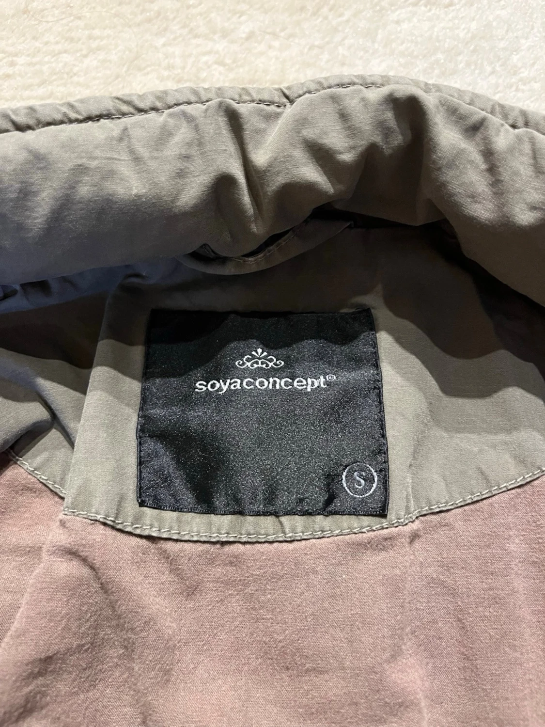 Olivgrön vindjacka med huva - 3