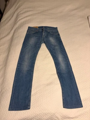 Blå raka jeans med slitningar - Säljer nu ett par riktigt feta dondup jeans i toppskick, utan några defekter. De har en riktigt fet tvätt. Det är bara att höra av er om ni har några funderingar!😌
