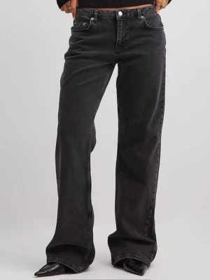 Svarta raka jeans från NA-KD - Säljer ett par raka svarta jeans från NA-KD med rak passform och klassisk femficksdesign. Jeansen har lågmidja och stängs med knapp och dragkedja. Perfekta för en avslappnad och stilren look. Säljer enbart dessa för att de är lite för stora för mig, hade gärna behållt de annars! Hör av dig vid intresse🤗