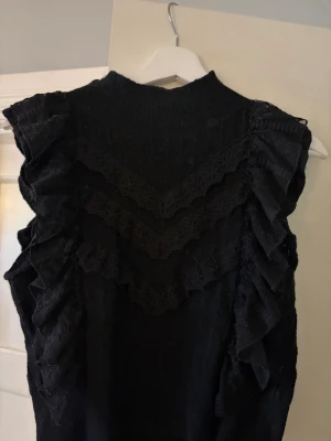Zara topp - Svart topp från Zara, köpte på plick men säljer då hon jag köpte den av ljög i annonsen.  Den har två fläckar på framsidan, se på bild 2! De syns inte tydligt och jag har inte försökt tvätta bort! Men det går säkert!
