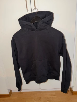 Ginatricot Hoodie - Hej! Säljer denna svarta ginatricot hoodien den är i fint skick lite noppig men sällan använd😊
