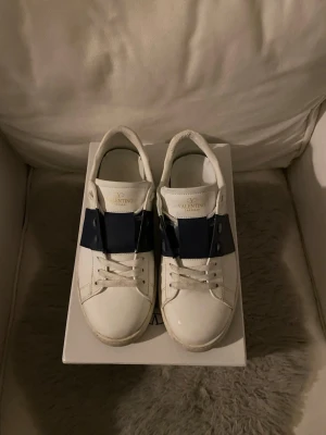 Valentino open - Tjenaritzz, säljer ett par sjyssta valentino open skor i storlek 40. Dem är i väldigt bra skick och knappt använda. Hör bara av er vid frågor 😃