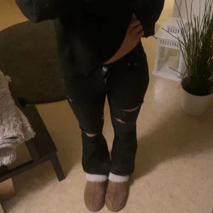 Svarta jeans - Jag säljer dessa super fina jeans från Gina då de blivit lite för små, de är i sotorlek 32. De är hemmagjorda hål och kontakta om du har fler frågor🩷