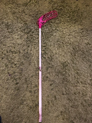 Innebandyklubba från Oxdog - Säljer en Oxdog Sense Hes 27 flex, det är en klubba från 3 säsonger sen, men den har inte något som helst slagmärke, samt så har jag rustat den med ett splitternytt Optilight blad i den röda färgen, säljer pågrund av att den inte kommer till användning. Kom med bud