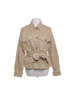 Beige overshirt / jeansjacka -  Snygg jacka som passar perfekt nu till våren , Säljer då den inte längre kommer till användning och har en liknande☺️