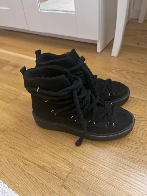 Inuikii look-alike  - Fina svarta skor från Nly shoes i st 38, liknar inuikii skorna🖤