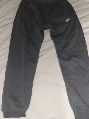 nike byxor - mörkgråa mjukisbyxor från nike i storlek s, fint skick