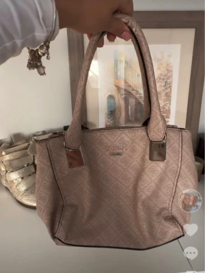 vintage guess väska - jättefin vintage guess väska i beige med leopardmönster på insidan, fint skick. pris går att diskutera och har rabatter vid köp av bundles 💓