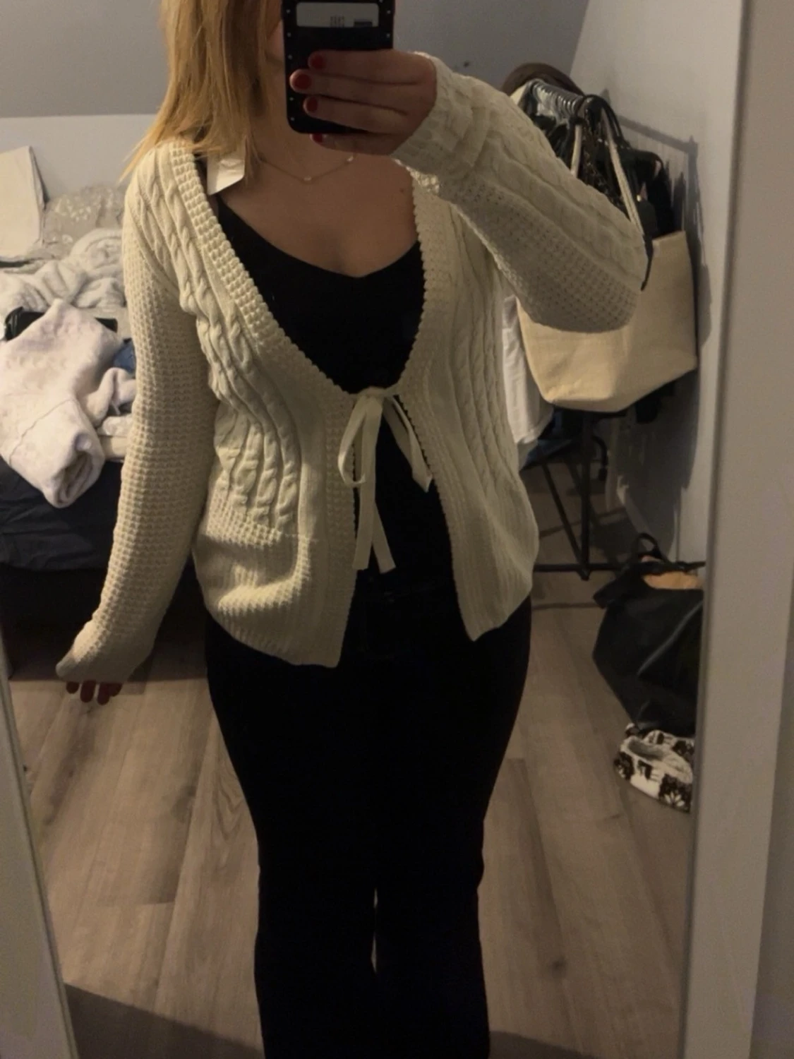 Vit stickad kofta med knytband