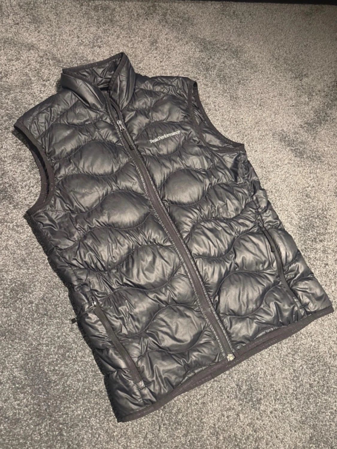 Svart dunväst från Peak Performance